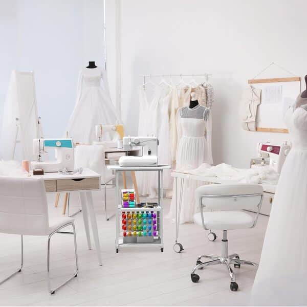 Table à rouler avec 56 bobines de fil, 3 étagères de rangement, armoire à couture portable pour machine à broder, organisateur de chariot artisanal, blanc