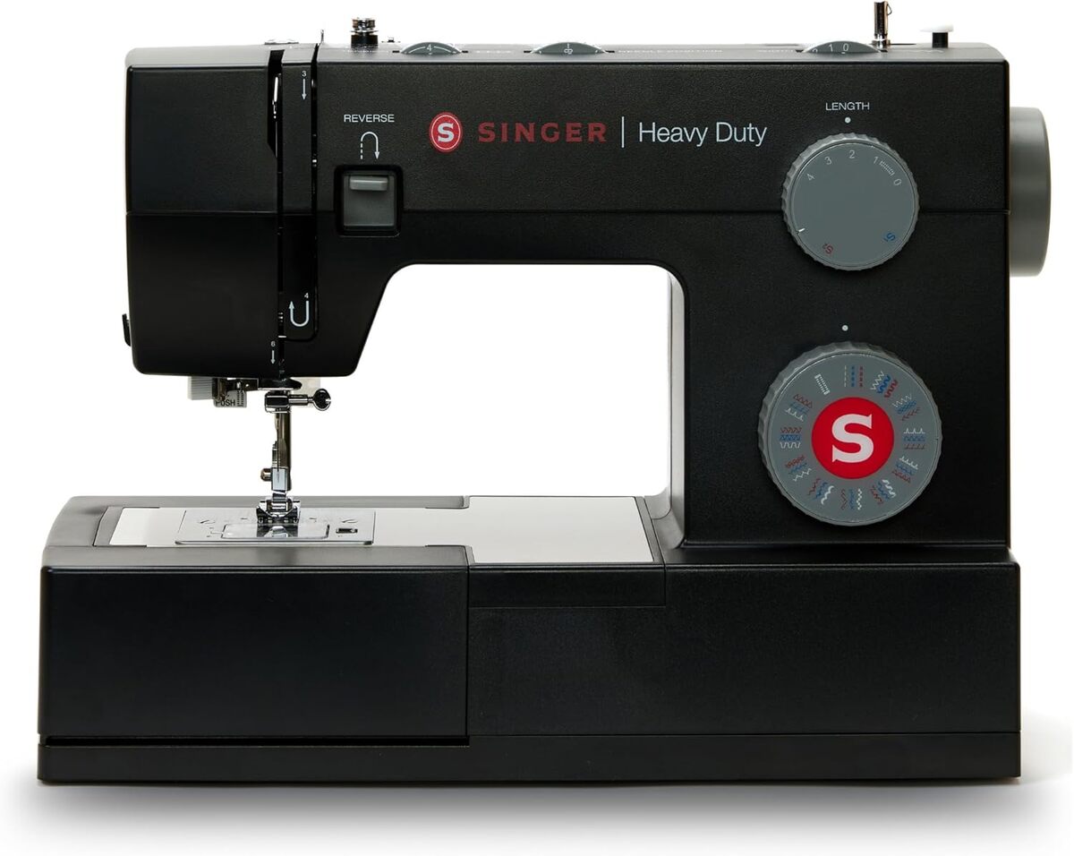 Test Singer 4432 : machine à coudre noire performante