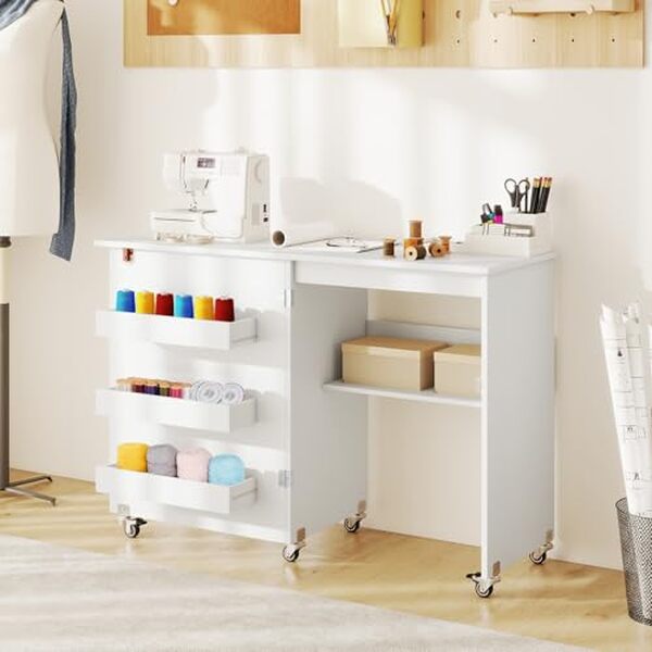 Découvrez la table de couture pliable Lifezeal : un meuble pratique avec roulettes et étagères, idéal pour optimiser votre espace créatif et faciliter vos projets de couture.