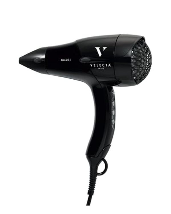 Découvrez les performances du sèche-cheveux Velecta Paris Altis 2.3 I : design élégant, technologie de pointe et résultats professionnels pour des cheveux parfaitement coiffés.
