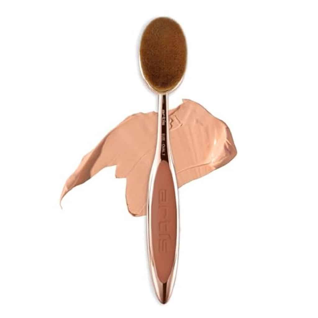Test du pinceau oval Artis Elite Oval 7 : un fond de teint parfait