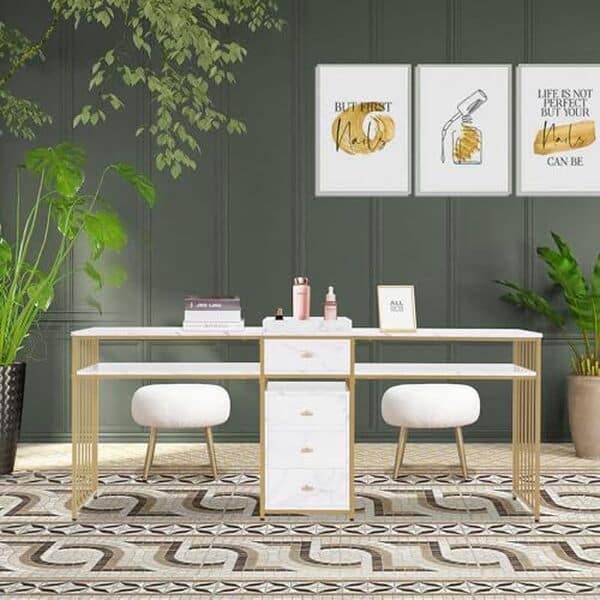 Découvrez notre test détaillé de la table onglerie M MCombo 2413 : caractéristiques, avantages et inconvénients de ce meuble professionnel avec étagère et tiroirs.